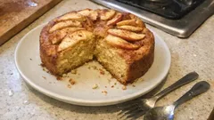 Tarçın kokulu elmalı kek: üstü elmalı, içi yumuşacık ev keki tarifi