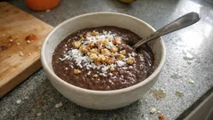 Pişmeden hazırlanan muzlu cennet hurması pudingi: tahin ve kakaoyla tam kıvamında