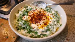 Yoğurtlu roka salatası: sarımsaklı süzme yoğurt ve pul biberli kızgın yağ