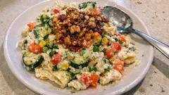 Cevizli yoğurtlu makarna salatası: üstündeki kırmızı biberli yağla lezzeti artıyor