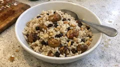 Kestaneli iç pilav tarifi: tane tane, kuş üzümü ve fıstıkla davet sofralarına