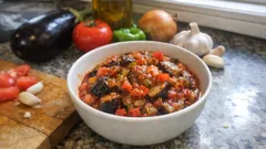 Su eklemeden domates suyuyla pişen zeytinyağlı patlıcan yemeği (tam kıvamında)