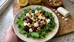 Pancarlı roka salatası: keçi peyniri ve cevizle, bal-hardal soslu pratik tarif