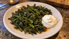 Fırında yaprak bezelye: sarımsaklı zeytinyağıyla 20 dakikada çıtır lezzet