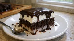 Borcamda ağlayan pasta: sütle ıslatılmış kek, krem şanti ve çikolata sosuyla