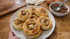 Hazır yufkayla kıymalı gül böreği: çıtır dış, bol harçlı iç